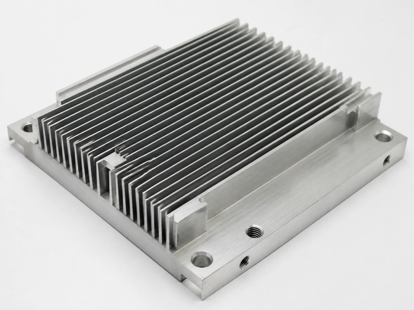 Precision aluminum heat sink CNC machining with flat thermal contact surface and cooling fins